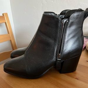 Blondo water resistant size 10 booties
